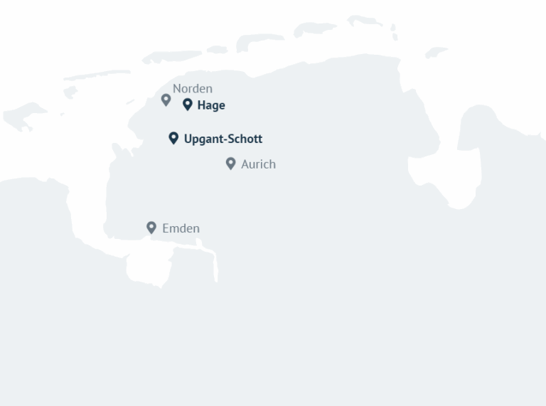 Schlichte Karte von Ostfriesland mit markierten Städten Norden, Upgant-Schott, Aurich und Emden, auf der Land und Meer farblich voneinander abgesetzt sind.