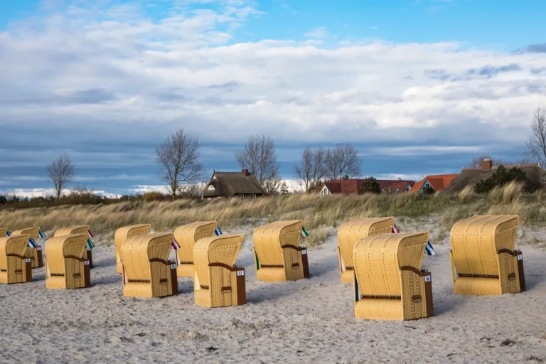 Strandkörbe am Nordseestrand vor den Dünen