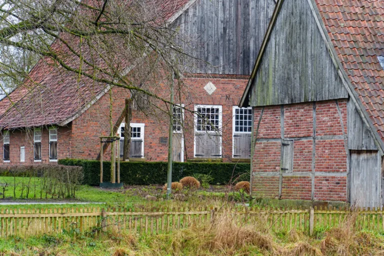 Alter Bauernhof aus rotem Klinker mit Holzgiebel