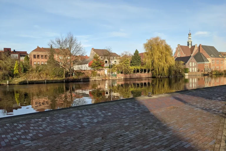 Klinkerhäuser und Kirchturm am Wasser in Emden
