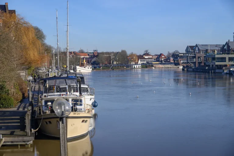 Hafen von Leer mit Booten am Kai