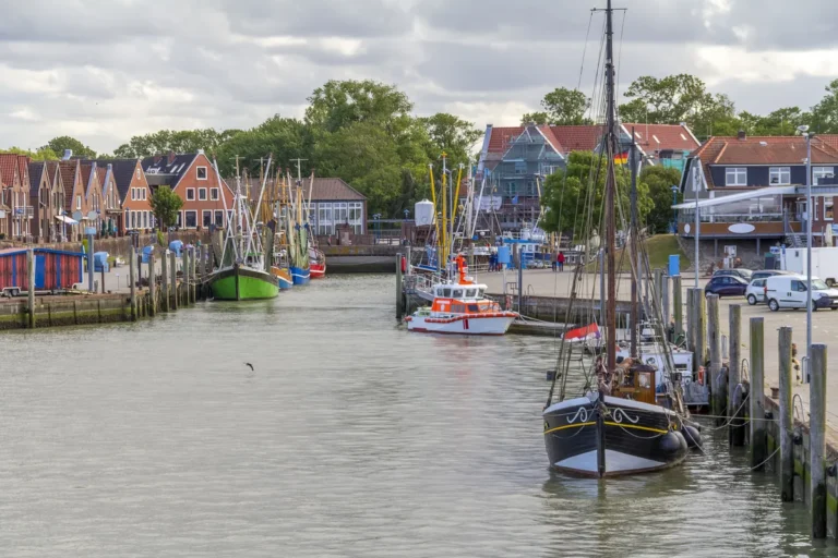 Kutterhafen von Neuharlingersiel mit Häuserzeile