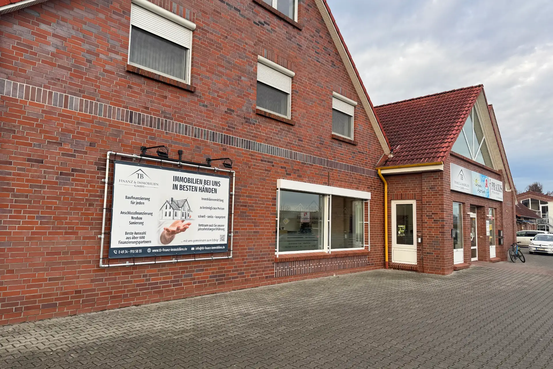 Büro von TB Finanz & Immobilien in der Keno-Tom-Brook-Straße 5 in Upgant-Schott mit Parkplätzen vor dem Haus