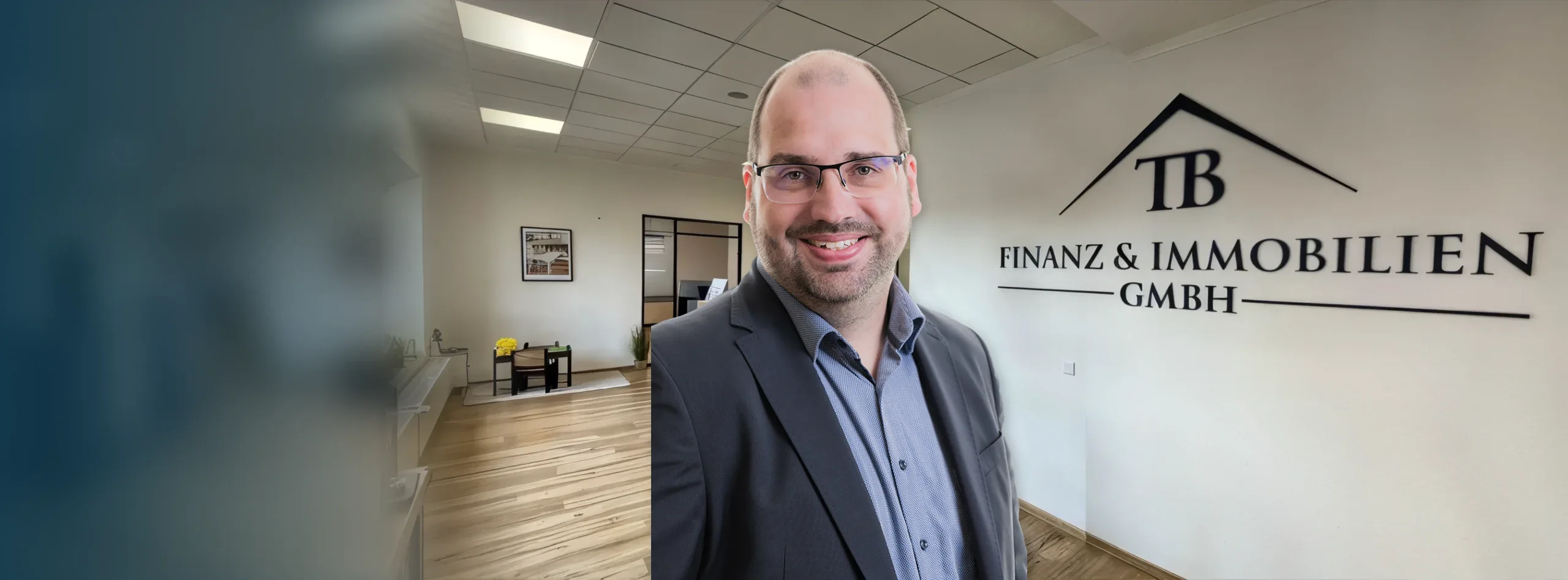 Timo Bengen im Büro von TB Finanz & Immobilien in Upgant-Schott