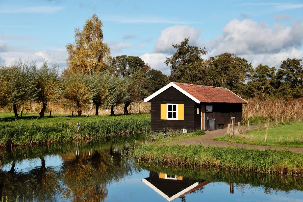Kleines Ferienhaus am Ufer eines Sees mit Schilf – Ferienhäuser am Großen Meer in Südbrookmerland